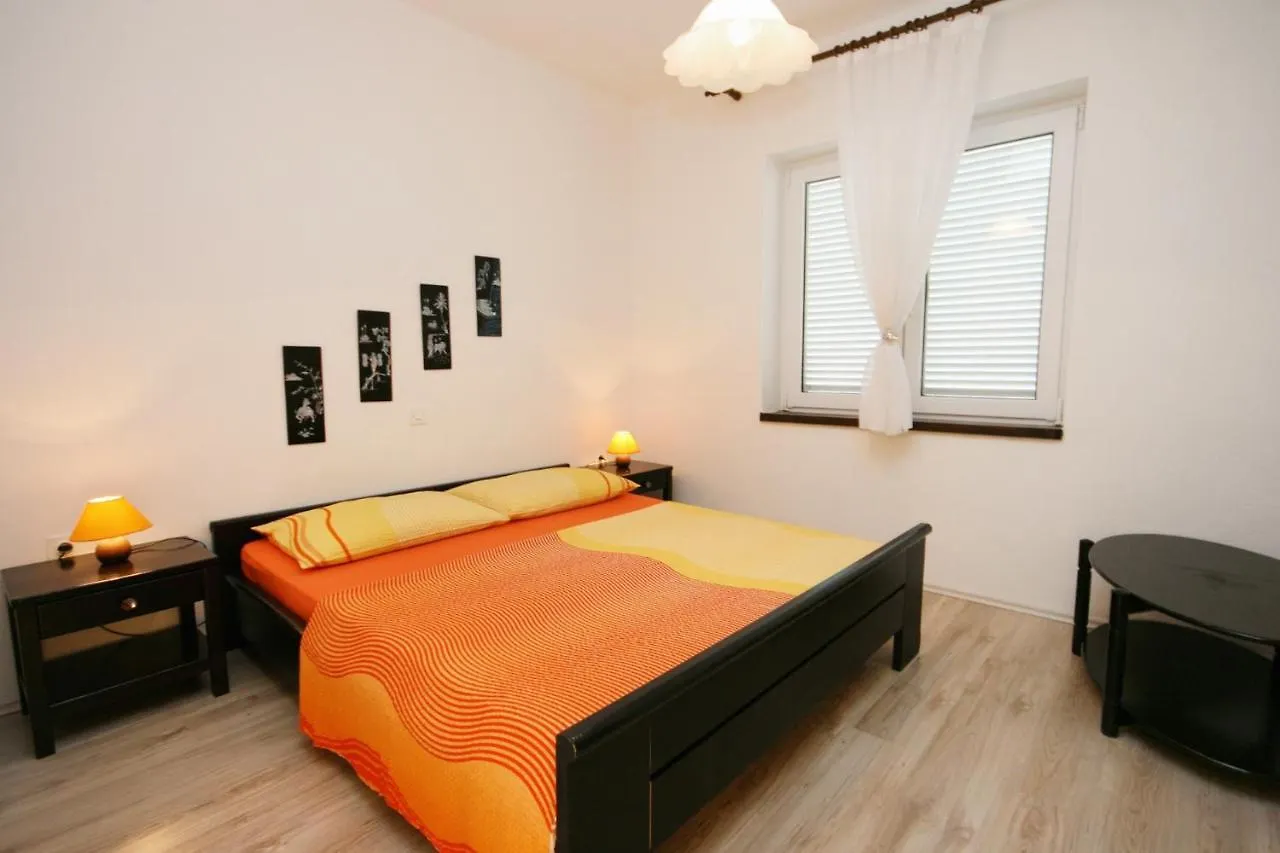Apartments With A Parking Space Novi Vinodolski - 5529 Croatia