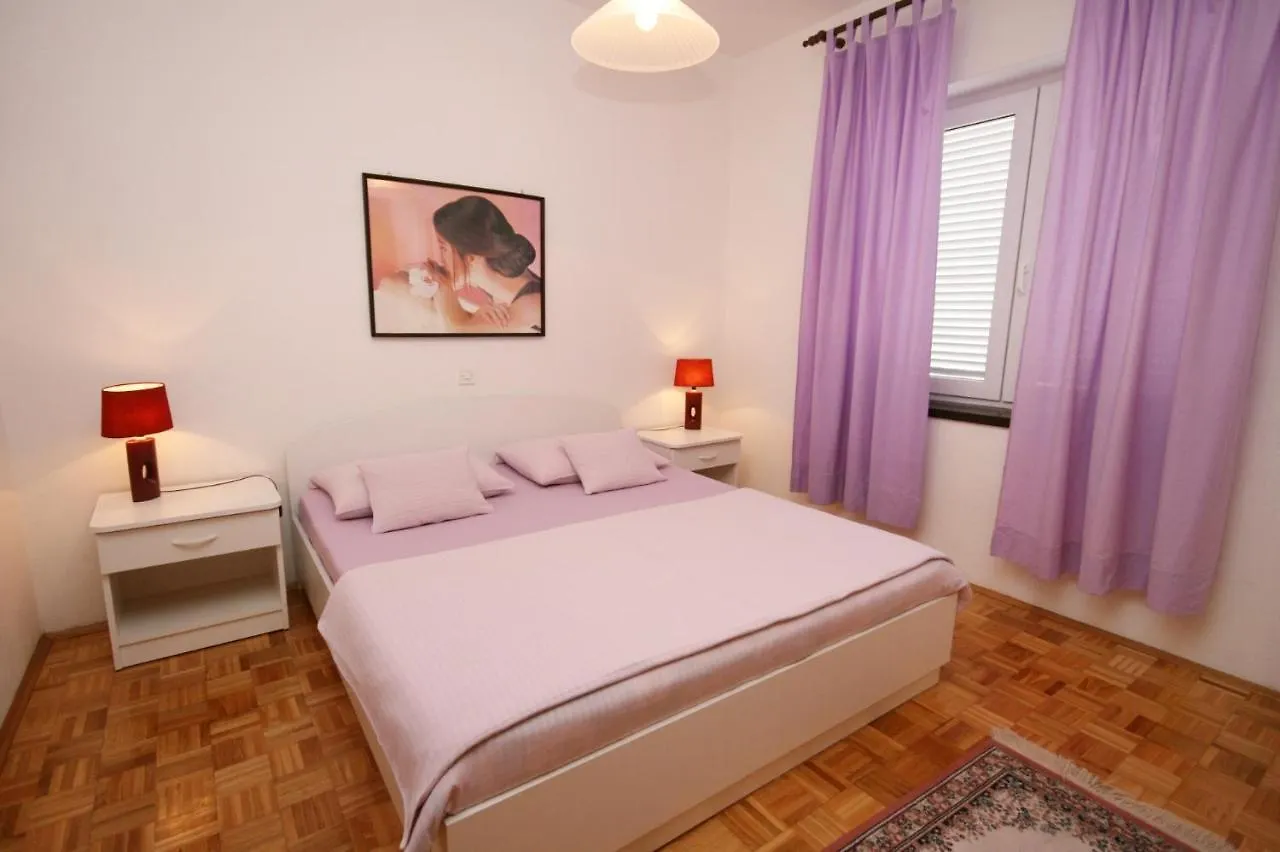 Apartments With A Parking Space Novi Vinodolski - 5529