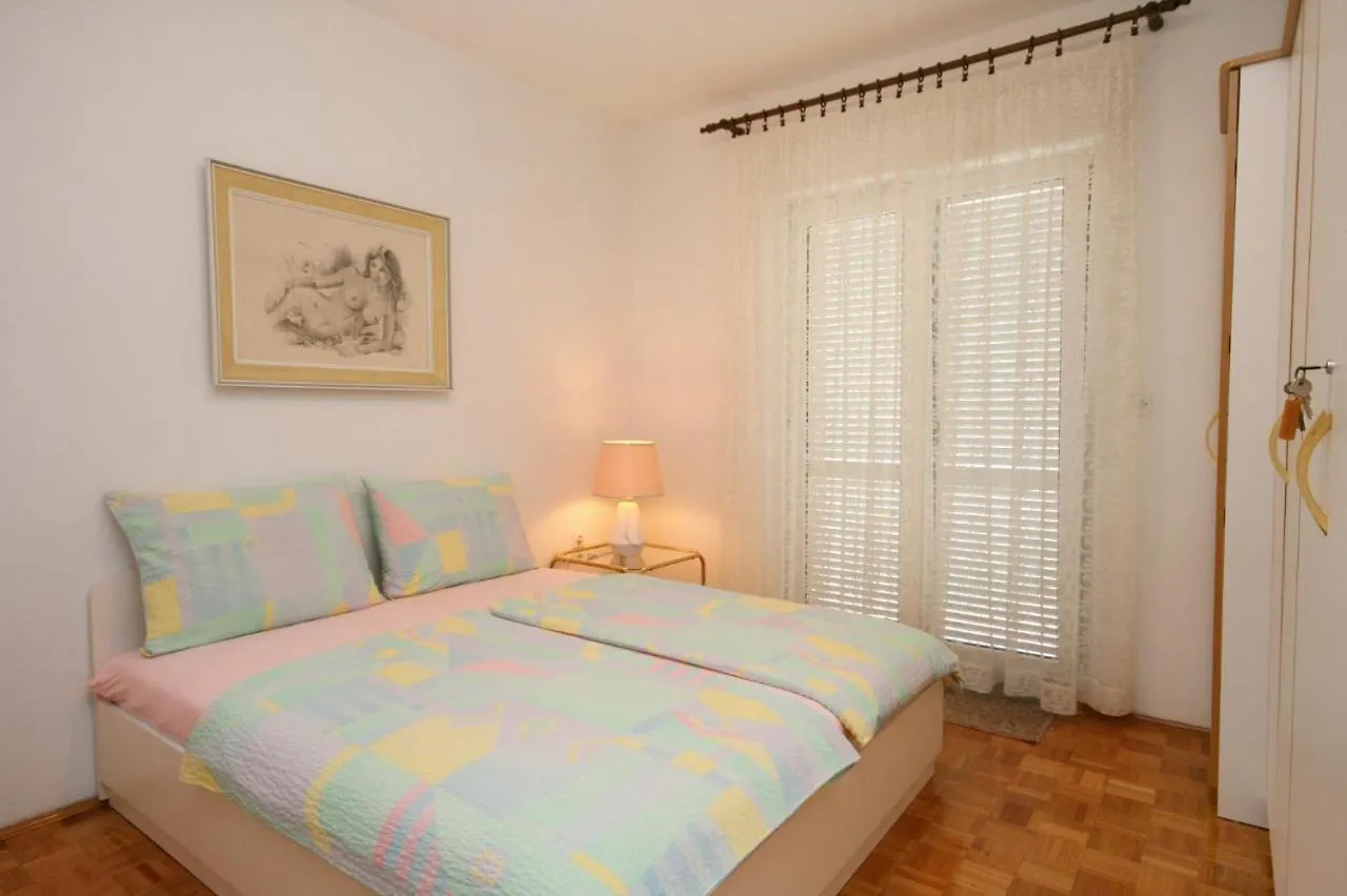 Apartments With A Parking Space Novi Vinodolski - 5529